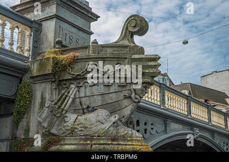 Ponte di pietra sul canal decorato da sculture di prua della nave in Amsterdam. Città con enorme attività culturali, dei canali e dei ponti nei Paesi Bassi. Foto Stock