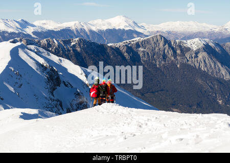 3 alpinisti camminare sulla neve in montagna Foto Stock