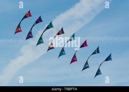 Basingstoke Kite Festival nel mese di giugno 2019, una manifestazione popolare, Hampshire, Regno Unito. Pila di aquiloni volare. Foto Stock