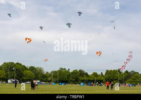 Basingstoke Kite Festival nel mese di giugno 2019, una manifestazione popolare, Hampshire, Regno Unito. Un sacco di aquiloni volare insieme. Foto Stock