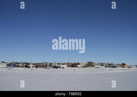 Vista di Cambridge Bay, Nunavut, una regione del nord della comunità artiche in Canada, durante una soleggiata giornata invernale Foto Stock