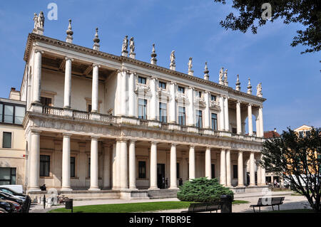 Palazzo Chiericati, un edificio rinascimentale progettato e costruito dall'architetto Andrea Palladio e ora il Museo Civico di Vicenza Foto Stock