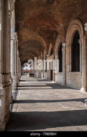 Una vista dell'interno della loggia superiore della Basilica Palladiana di Vicenza, Italia Foto Stock