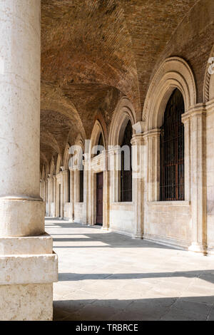 Una vista dell'interno della loggia superiore della Basilica Palladiana di Vicenza, Italia Foto Stock