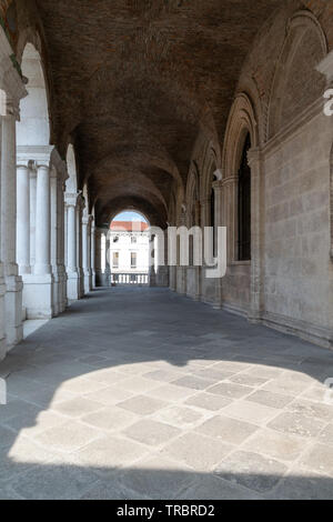 Una vista dell'interno della loggia superiore della Basilica Palladiana di Vicenza, Italia Foto Stock