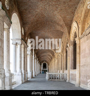 Una vista dell'interno della loggia superiore della Basilica Palladiana di Vicenza, Italia Foto Stock