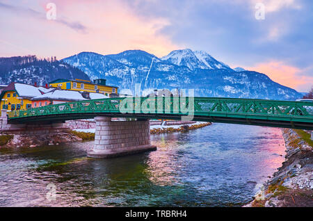 Godetevi la passeggiata serale in Bad Ischl con una vista su Kaiserin Elizabeth Bridge, Monte Katrin e luminoso Cielo di tramonto, riflettendo nelle acque del fiume Traun, Foto Stock