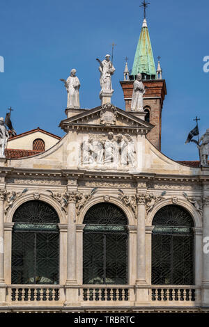 La parte superiore della facciata della chiesa di San Vincenzo in Piazza dei Signori, Vicenza, Italia Foto Stock