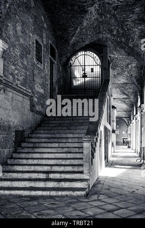 Scala con gradini in pietra per il livello superiore della Basilica Palladiana nella città di Vicenza in Italia in bianco e nero Foto Stock