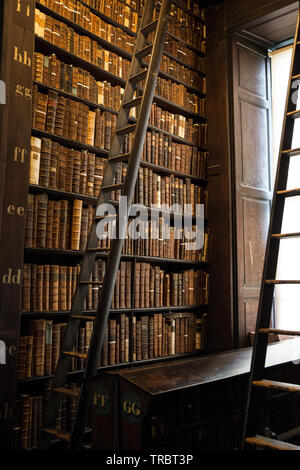 La camera principale della vecchia libreria è la sala lunga; a quasi 65 metri di lunghezza, è riempito con 200.000 della biblioteca di libri più antica ed è uno dei più imponenti librerie in tutto il mondo. Quando è stato costruito (tra 1712 e 1732) aveva un piatto soffitto in gesso e scaffali per libri era sul livello inferiore solo con una galleria aperta. Dal 1850 questi ripiani era diventato completamente piena; in gran parte dal 1801 la biblioteca era stato dato il diritto di richiedere una copia gratuita di ogni libro pubblicato in Gran Bretagna e in Irlanda. Foto Stock