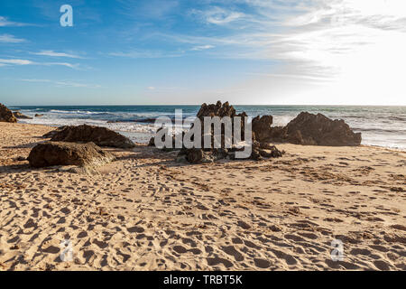 Rocce sulla spiaggia di Pessegueiro isola nel Porto Covo, sulla Costa Vicentina nel Alentejo, Portogallo, Europa. Foto Stock