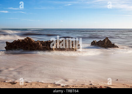 Rocce sulla spiaggia di Pessegueiro isola nel Porto Covo, sulla Costa Vicentina nel Alentejo, Portogallo, Europa. Foto Stock