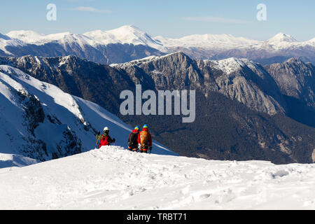 3 alpinisti camminare sulla neve in montagna Foto Stock