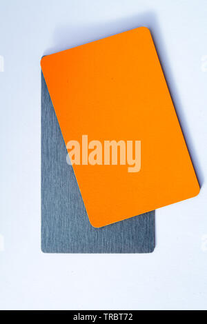 Concetto di carte a colori su sfondo bianco due colori grigio e arancione isolare su sfondo bianco. Foto Stock