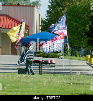 Manitowoc, Wisconsin USA, 2 giugno, 2019. Donald Trump 2020 campagna di rielezione di scendere per un tempestivo avvio di Manitowoc. Venditore ambulante visualizza varie bandiere nordamericane e mantenere l'America grande cappelli come pure la letteratura di campagna. Credito: Jerome Wilson/Alamy Foto Stock