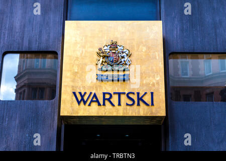 Segno di lusso fine gioielleria Wartski concessionario presso il negozio di fronte a Mayfair, Grafton Street, Londra, Regno Unito Foto Stock