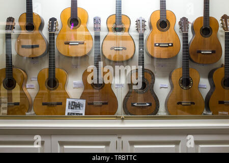 Siviglia, Spagna - Maggio 31th, 2019: Casa de la Guitarra. Chitarra Flamenco display mostra casi Foto Stock