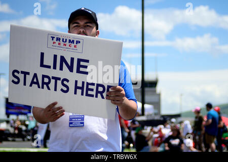 I sostenitori di attendere in linea ore davanti a una campagna vincente al rally Williamsport aeroporto regionale, in Montoursville, PA il 20 maggio 2019. Foto Stock