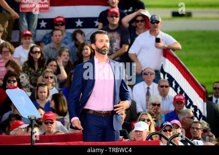 Donald Trump Jr parla sul palco durante una campagna rally con il presidente USA Trump a una maga nel rally Montoursville, PA il 20 maggio. Foto Stock