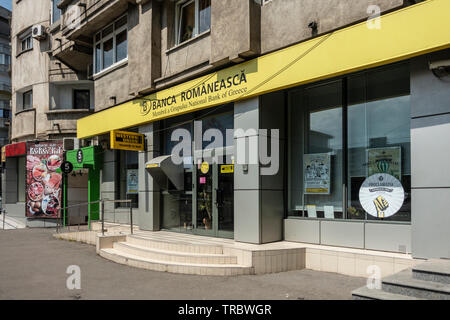 Facciata di una filiale della Banca Romaneasca / Banca Românească, un membro della Banca nazionale di Grecia, nell'area della città vecchia di Bucarest, Romania Foto Stock