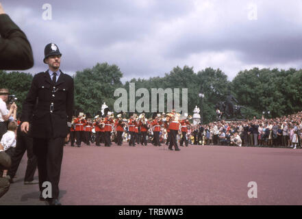 Londra, Inghilterra - Circa 1967: una vista della Regina della Guardia nelle vicinanze del Palazzo di Buckingham Foto Stock