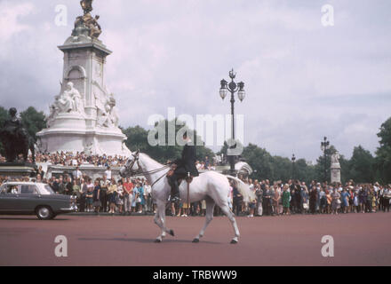 Londra, Inghilterra - Circa 1967: una vista della Regina della Guardia nelle vicinanze del Palazzo di Buckingham Foto Stock
