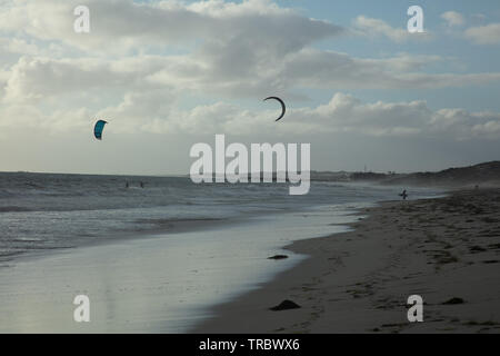 Giornate invernali in Perth Western Australia spiagge di sabbia può essere tempestoso, ventoso e piovoso, che sono buoni per il kite surf e passeggiate e altre attività Foto Stock