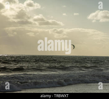 Giornate invernali in Perth Western Australia spiagge di sabbia può essere tempestoso, ventoso e piovoso, che sono buoni per il kite surf e passeggiate e altre attività Foto Stock