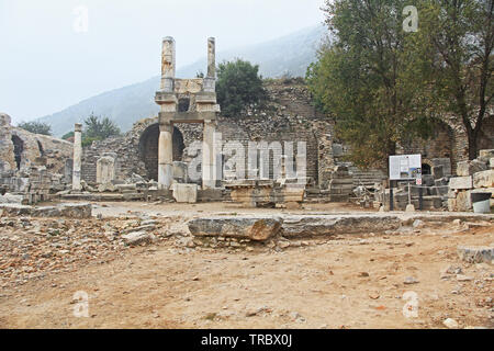 Tempio di Domiziano rovine di Efeso in Turchia Foto Stock