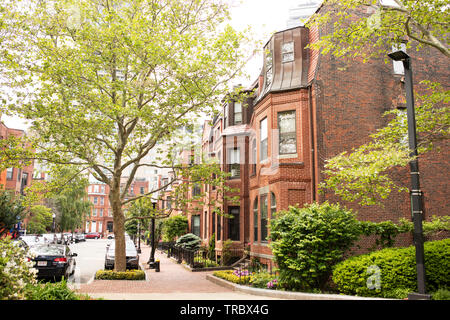 Case di arenaria lungo le strade vicino al corridoio sudoccidentale park di Back Bay quartiere di Boston, Massachusetts, USA. Foto Stock