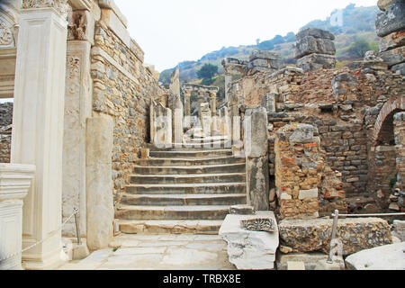 Un lato della strada nella città antica di Efeso in Turchia Foto Stock