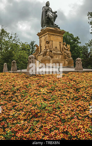 Fiori e monumento con la statua di Joost van den Vondel Amsterdam park. Città con enorme attività culturali, dei canali e dei ponti nei Paesi Bassi. Foto Stock