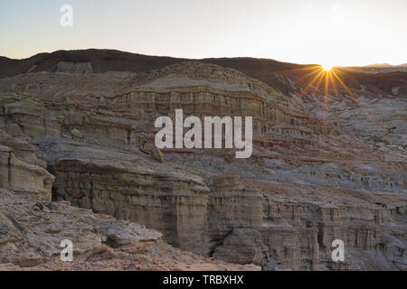 Immagine che mostra il Red Rock Canyon State Park in Kern County, California. Questa zona è una destinazione popolare nel deserto di Mojave a causa della sua prossimità Foto Stock