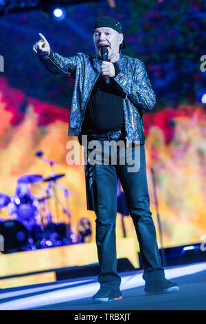 Milano Italia. 02 giugno 2019. Il cantante rock italiano/cantautore Vasco Rossi suona dal vivo sul palco allo Stadio San Siro durante il 'Vasco Non Stop Live 2019 Tour' Foto Stock