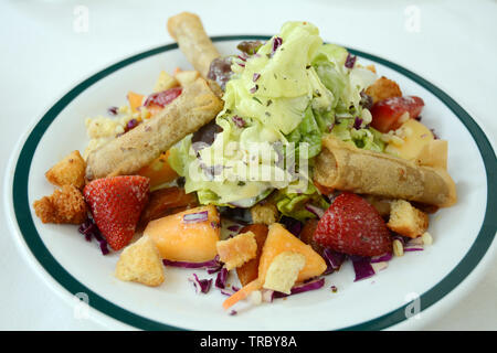 Un cuoco con insalata di frutta e sigari marocchini è servita a Fondouk el Attarine, un bel ristorante nel cuore della medina di Tunisi, Tunisia. Foto Stock