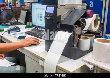 Stampante di codici a barre ed etichette di codici a barre con nastro Foto Stock