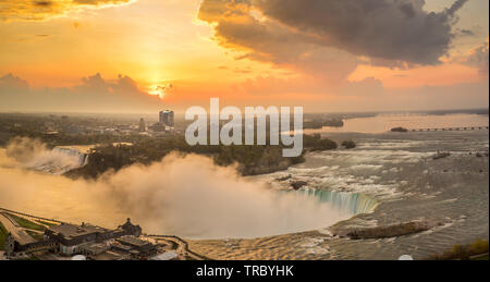 Vista panoramica delle cascate del Niagara dal Canada con bellissima alba Foto Stock