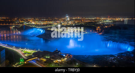 Colorfull luci illumina l'acqua cade sulle Cascate del Niagara in serata. Foto Stock