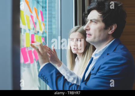 Un gruppo di persone di affari idee di brainstorming. Gli imprenditori aventi un incontro permanente di discutere le idee di pianificazione strategia problema del concetto di soluzione Foto Stock