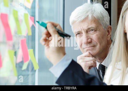 Un gruppo di persone di affari idee di brainstorming. Gli imprenditori aventi un incontro permanente di discutere le idee di pianificazione strategia problema del concetto di soluzione Foto Stock