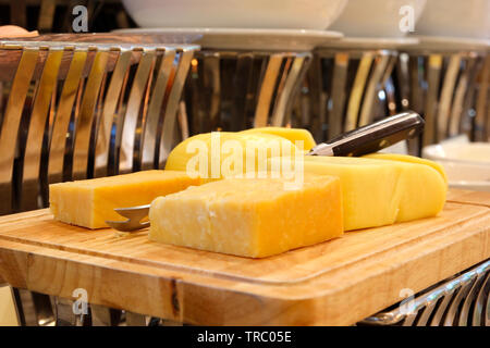 Pila di burro sulla linea a buffet per la prima colazione Foto Stock