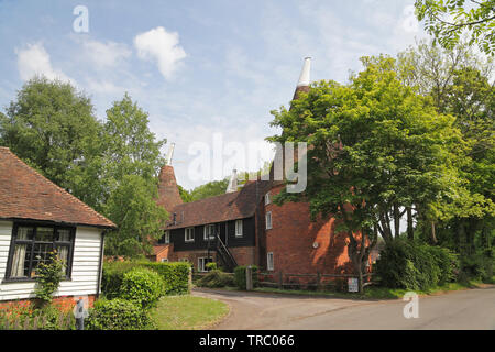 Tradizionale Oast House nel pittoresco villaggio di Smarden nel Kent, Regno Unito. Foto Stock