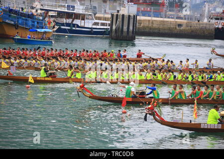 Dragon Boat racing in Chai Wan Foto Stock