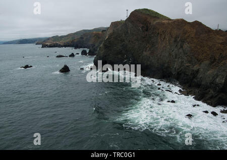 Il litorale lungo Bonita punto a Marin County è rocciosa e maestoso. Foto Stock