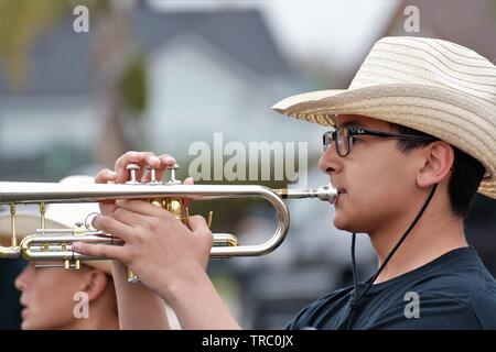 I bambini di origine ispanica che sono membri della California scuole Marching Band con strumenti a Santa Maria parade Foto Stock