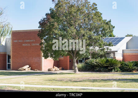 Il generale locale practice medical center con pannelli solari sul tetto nella città di Wee DMG, Australia, popolazione 2080 (2016). Foto Stock