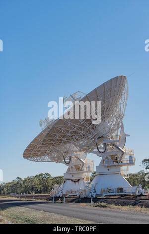 Uno dei sei, binario montato i telescopi presso il Telescopio australiano matrice compatta, Paolo Osservatorio selvaggio vicino a Narrabri in NSW, Australia Foto Stock