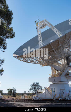 Uno dei sei binario montato i telescopi presso il Telescopio australiano matrice compatta, Paolo Osservatorio selvaggio vicino a Narrabri in NSW, Australia Foto Stock