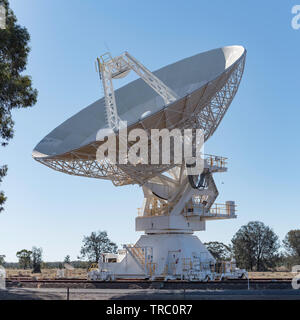 Uno dei sei, binario montato i telescopi presso il Telescopio australiano matrice compatta, Paolo Osservatorio selvaggio vicino a Narrabri in NSW, Australia Foto Stock