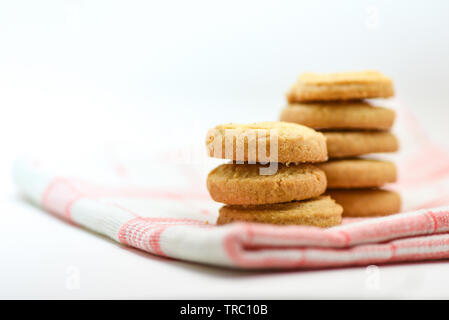 Biscotti al burro la pasta sulla tovaglia su sfondo bianco Foto Stock